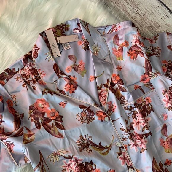 VICTORIA'S SECRET
Satin Short Pajama’s Set - Picture 5 of 16